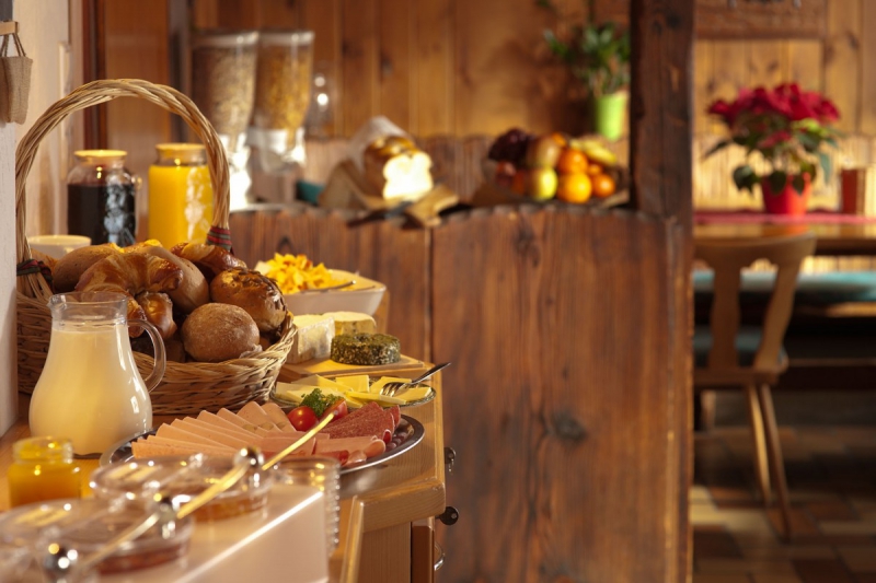 boulangerie-TENDE-min_breakfast_buffet_food_restaurant_meal_hotel_plate_fresh-718745